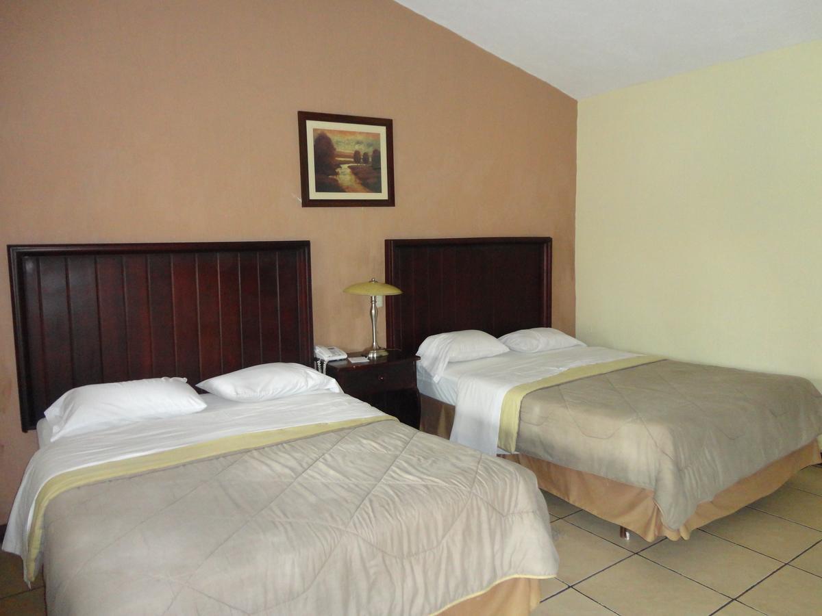 Hotel La Colonia Реталхулеу Екстериор снимка